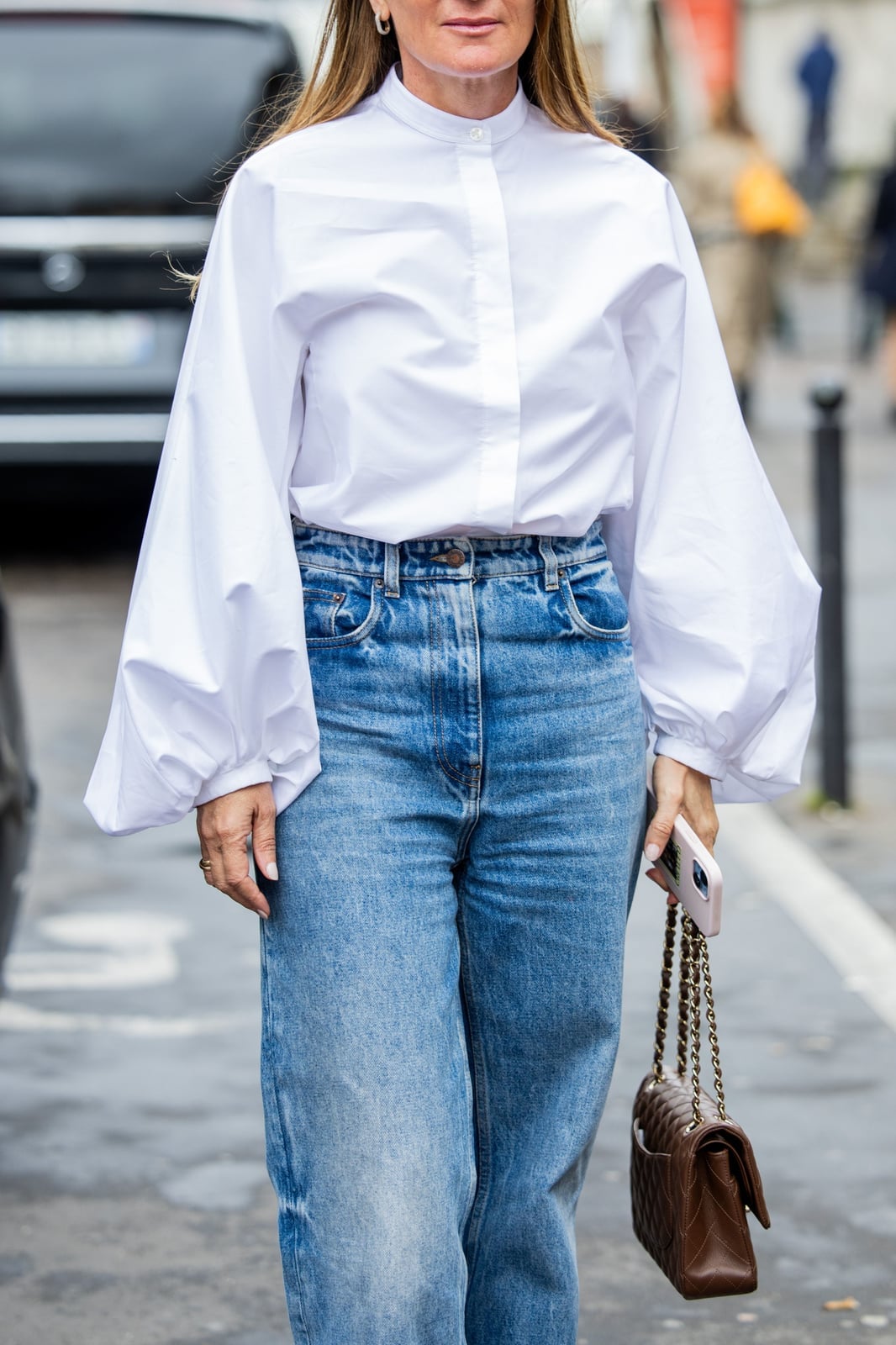 Medium Blue Barrel Jeans With White Balloon Sleeve Blouse — Classy Barrel Jeans Outfits