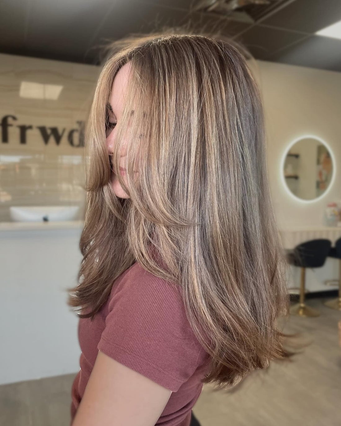 Mid-Back Length With Noticeable Highlights, Layers Mid-Back Length With Noticeable Highlights, Layers — Classy Beige Highlights