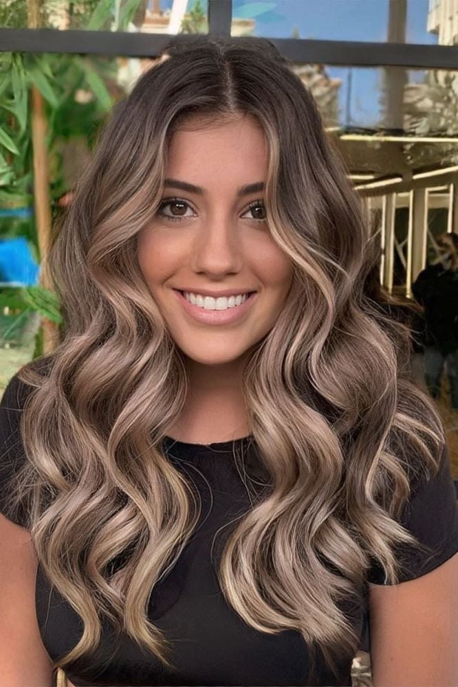 Collarbone Length With Wavy Blowout Collarbone Length With Wavy Blowout — Classy Beige Highlights