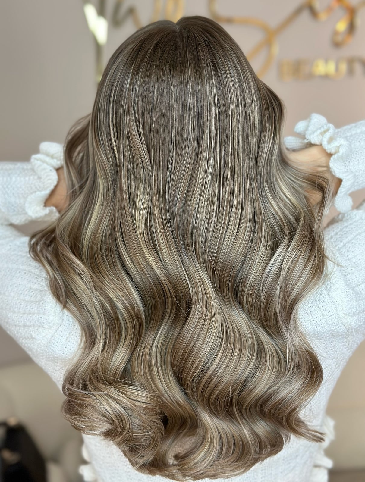 Mid-Back Length With Even Highlights, Wavy Mid-Back Length With Even Highlights, Wavy — Classy Beige Highlights