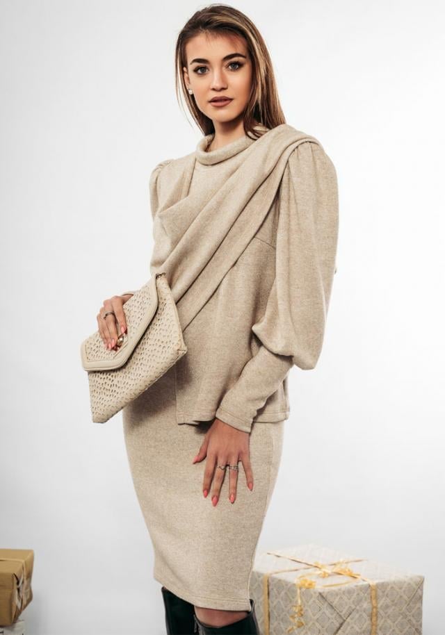 Oversized Beige Blazer with Cream Turtleneck — Classy Beige Outfits