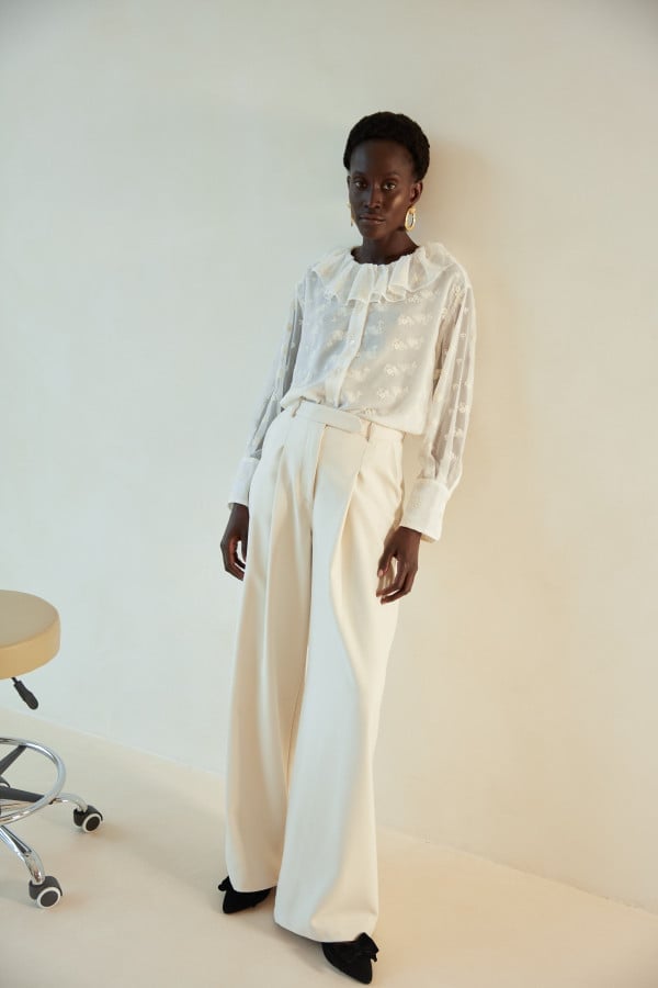 Cream Wide Leg Trousers With Ruffled Blouse and Pointed Toe Heels Cream Wide Leg Trousers With Ruffled Blouse and Pointed Toe Heels — Classy Beige Pants Outfits
