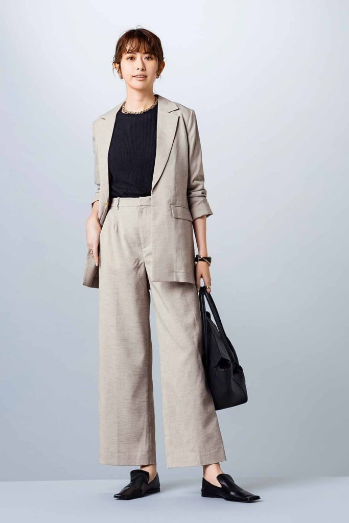 Beige Linen Blend Trousers With Blazer and Black Loafers Beige Linen Blend Trousers With Blazer and Black Loafers — Classy Beige Pants Outfits