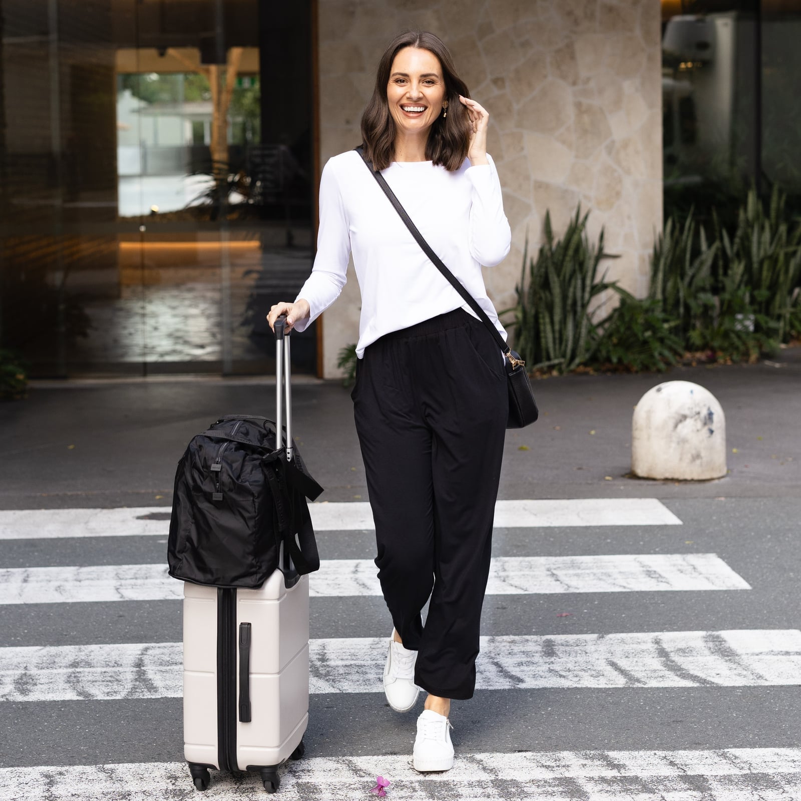 Relaxed Black Trousers for Travel with a White Top — Classy Black Pants Outfits