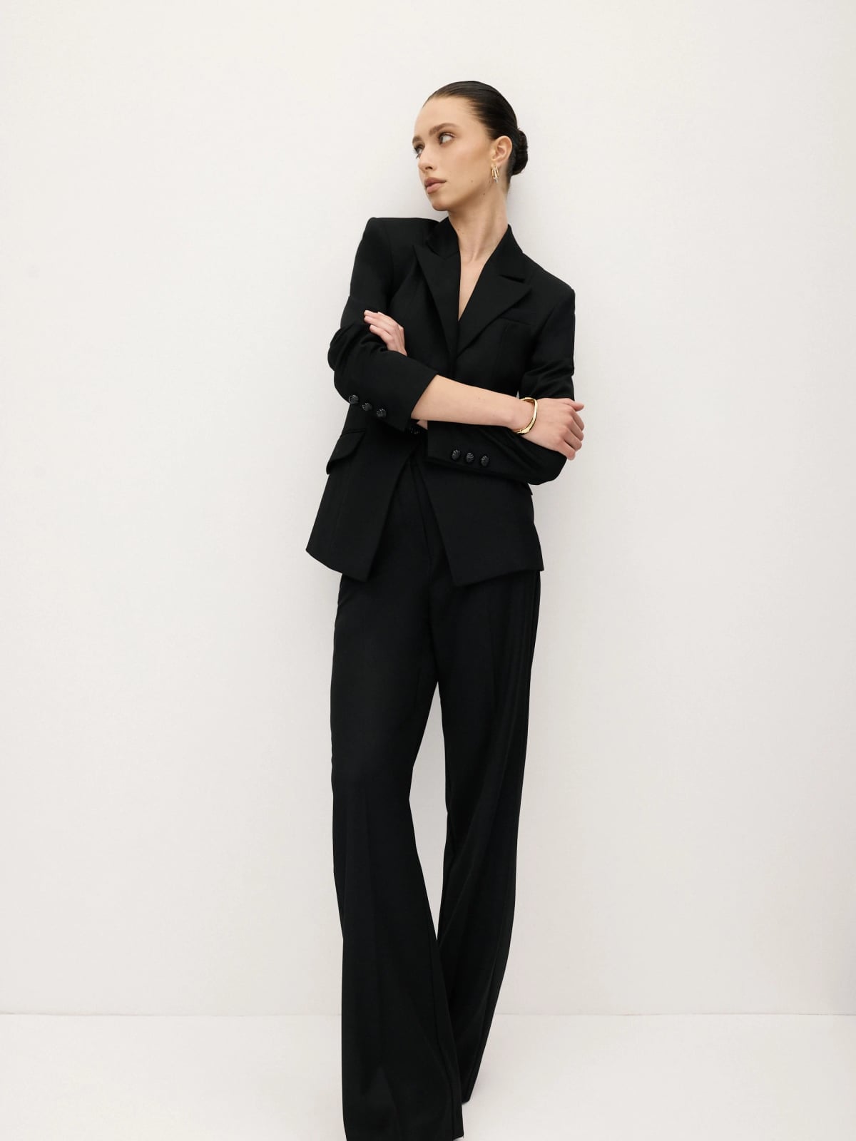 All-black Ensemble with Fitted Blazer and Wide-Leg Trousers — Classy Black Pants Outfits