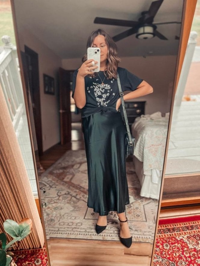Black Satin Midi Skirt With Tied T-Shirt and Heels Black Satin Midi Skirt With Tied T-Shirt and Heels — Classy Black Skirt Outfit