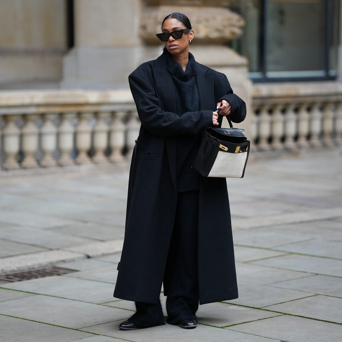 Oversized Black Wool Coat With Wide-Leg Trousers Oversized Black Wool Coat With Wide-Leg Trousers — Classy Black Trench Coat Outfit