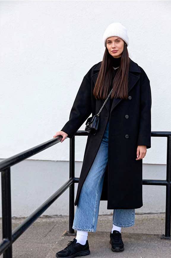 Oversized Black Coat With Jeans And Sneakers Oversized Black Coat With Jeans And Sneakers — Classy Black Trench Coat Outfit