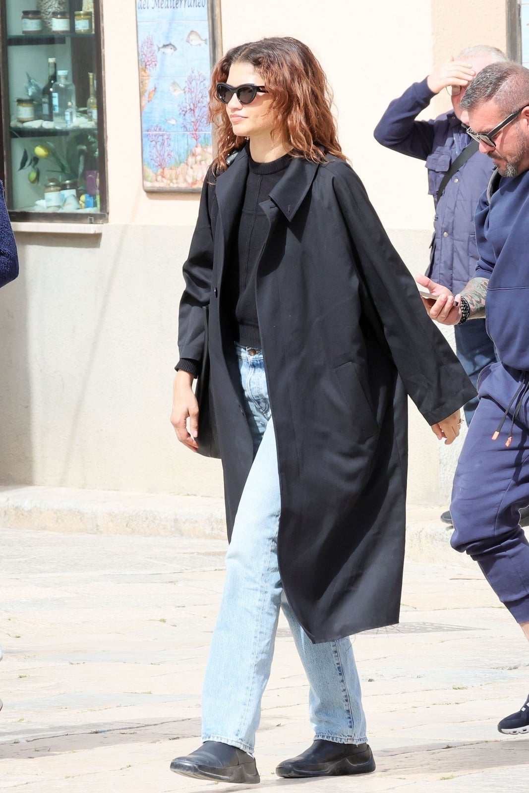 Classic Black Trench Coat With Jeans And Sneakers Classic Black Trench Coat With Jeans And Sneakers — Classy Black Trench Coat Outfit