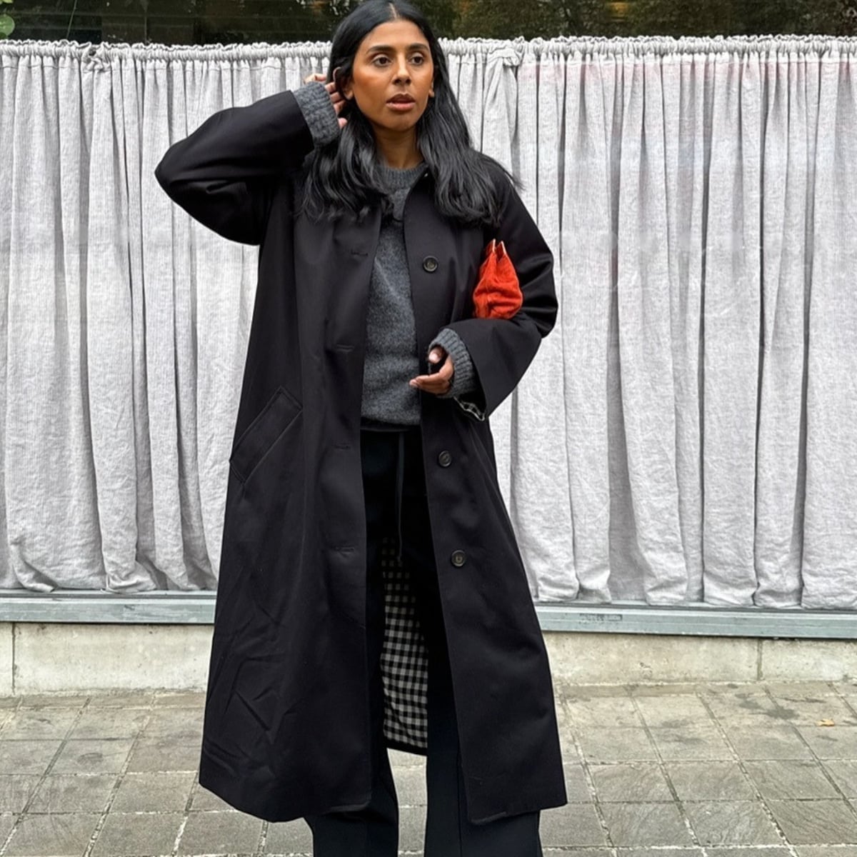 Long Black Trench Coat With Grey Sweater And Orange Clutch Long Black Trench Coat With Grey Sweater And Orange Clutch — Classy Black Trench Coat Outfit