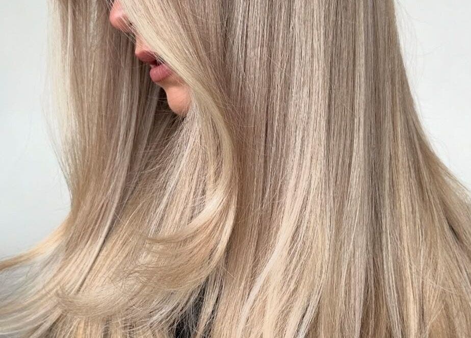 Ash Blonde Mid-Back Layers With Colour Dimension Ash Blonde Mid-Back Layers With Colour Dimension — Classy Blonde Haircuts