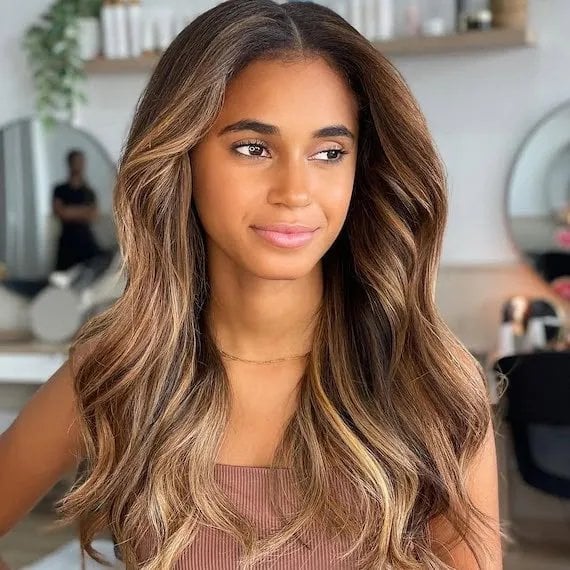 Mid-Back Wavy Hair With Golden Blonde Highlights Mid-Back Wavy Hair With Golden Blonde Highlights — Classy Blonde Highlights