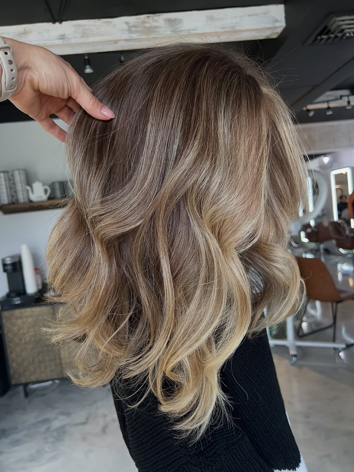 Collarbone Wavy Layers With Dimensional Highlights Collarbone Wavy Layers With Dimensional Highlights — Classy Blonde Highlights on Dark Hair