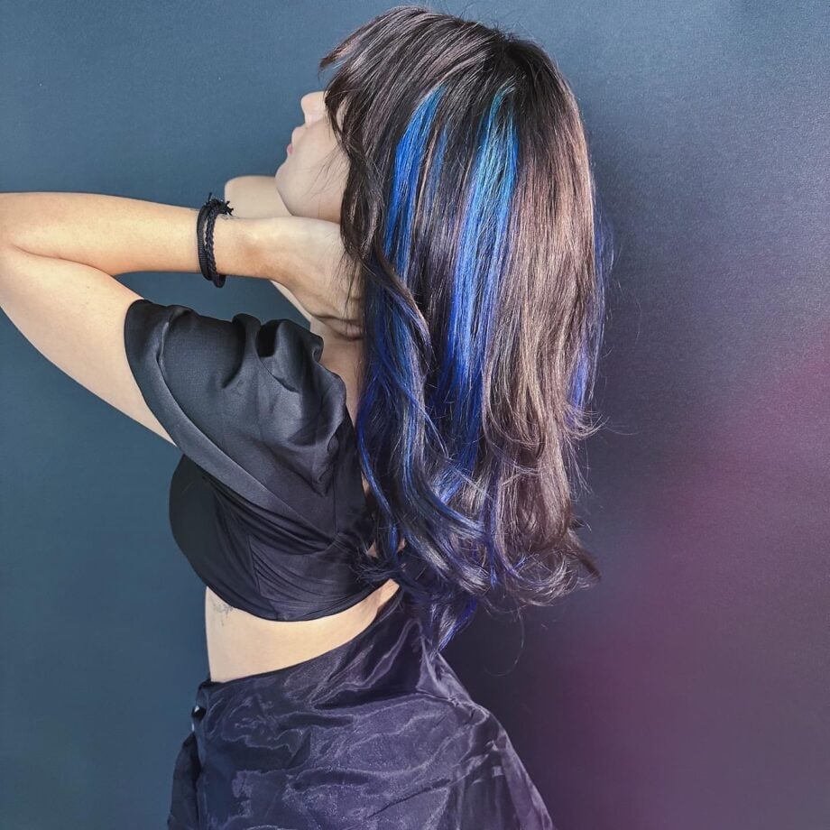 Collarbone Waves With Face-Framing Blue — Classy Blue Highlights