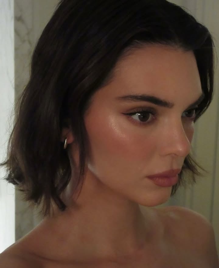 Glossy Collarbone Bob No Bangs Glossy Collarbone Bob No Bangs — Classy Bob for Fine Hair