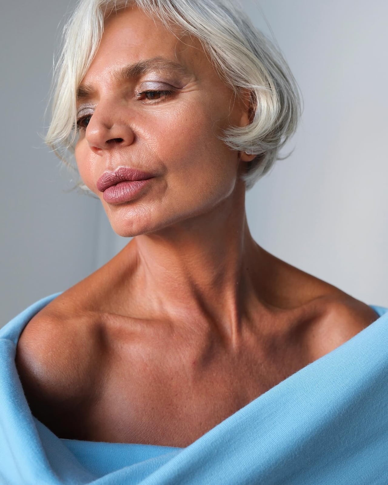Silver Grey Blunt Bob Sharp Line Silver Grey Blunt Bob Sharp Line — Classy Bob Haircuts
