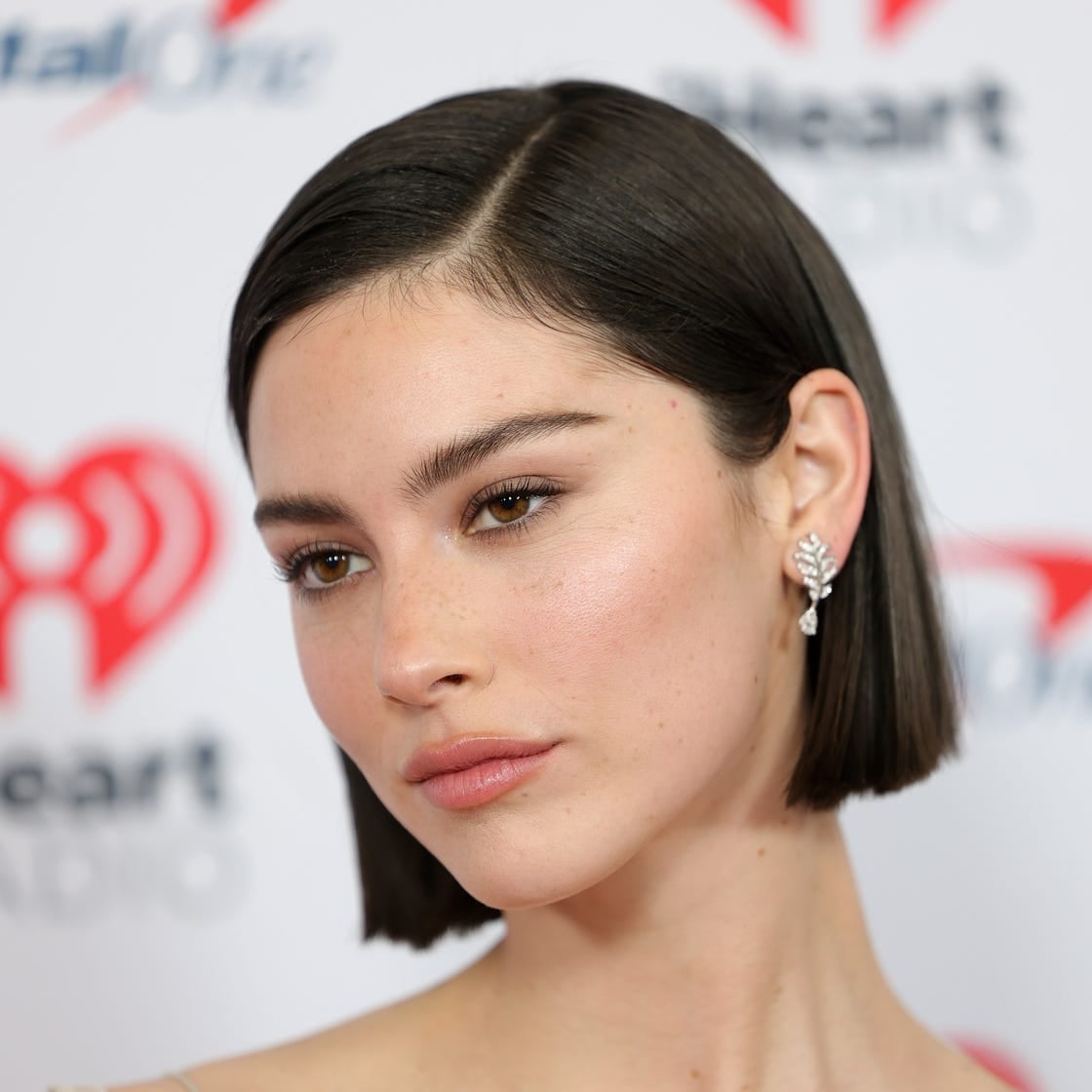 Collarbone Bob With Textured Waves And Curtain Bangs — Classy Bob Haircuts for Fine Hair