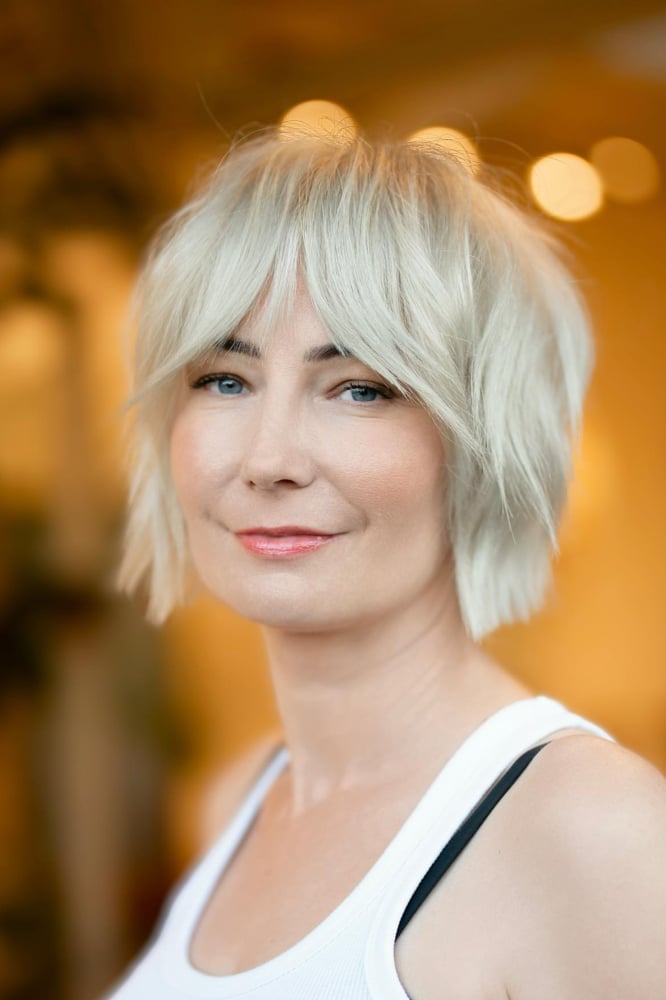 Blonde Ear Bob With Slightly Curled Ends And Blunt Bangs Blonde Ear Bob With Slightly Curled Ends And Blunt Bangs — Classy Bob Haircuts with Bangs