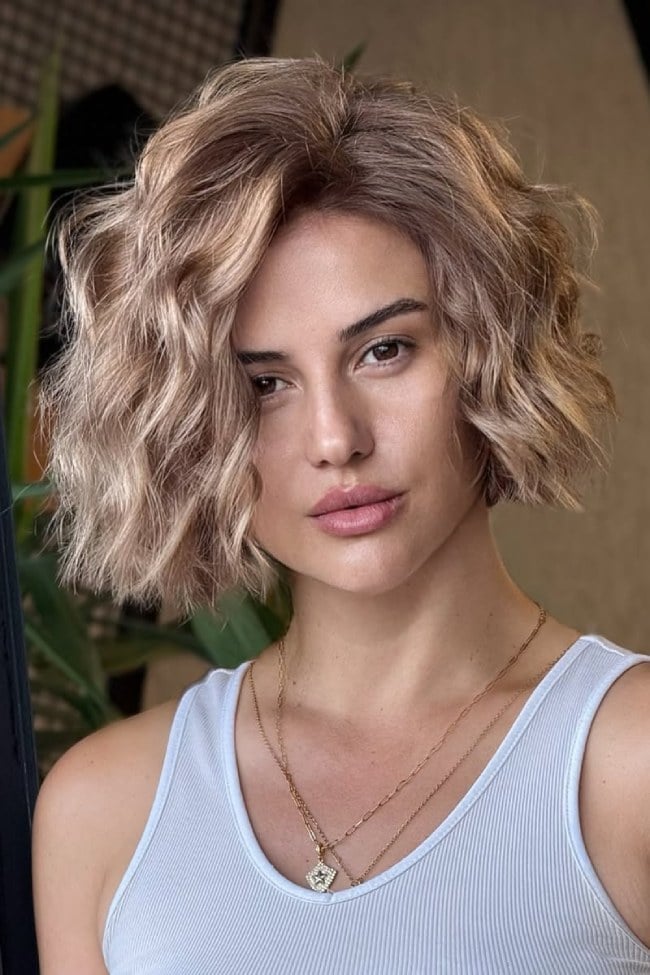 Collarbone Bob With Beige Blonde Waves Collarbone Bob With Beige Blonde Waves — Classy Bob with Curls