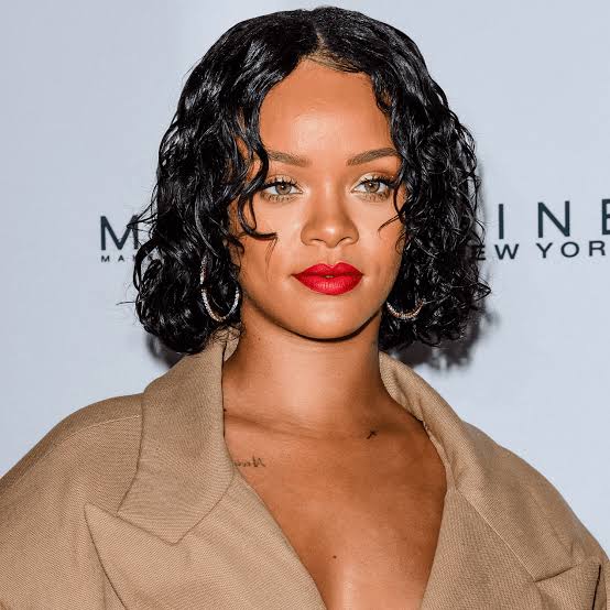 Chin Bob With Short Bangs And Defined Curls, Curly Chin Bob With Short Bangs And Defined Curls, Curly — Classy Bob with Curls