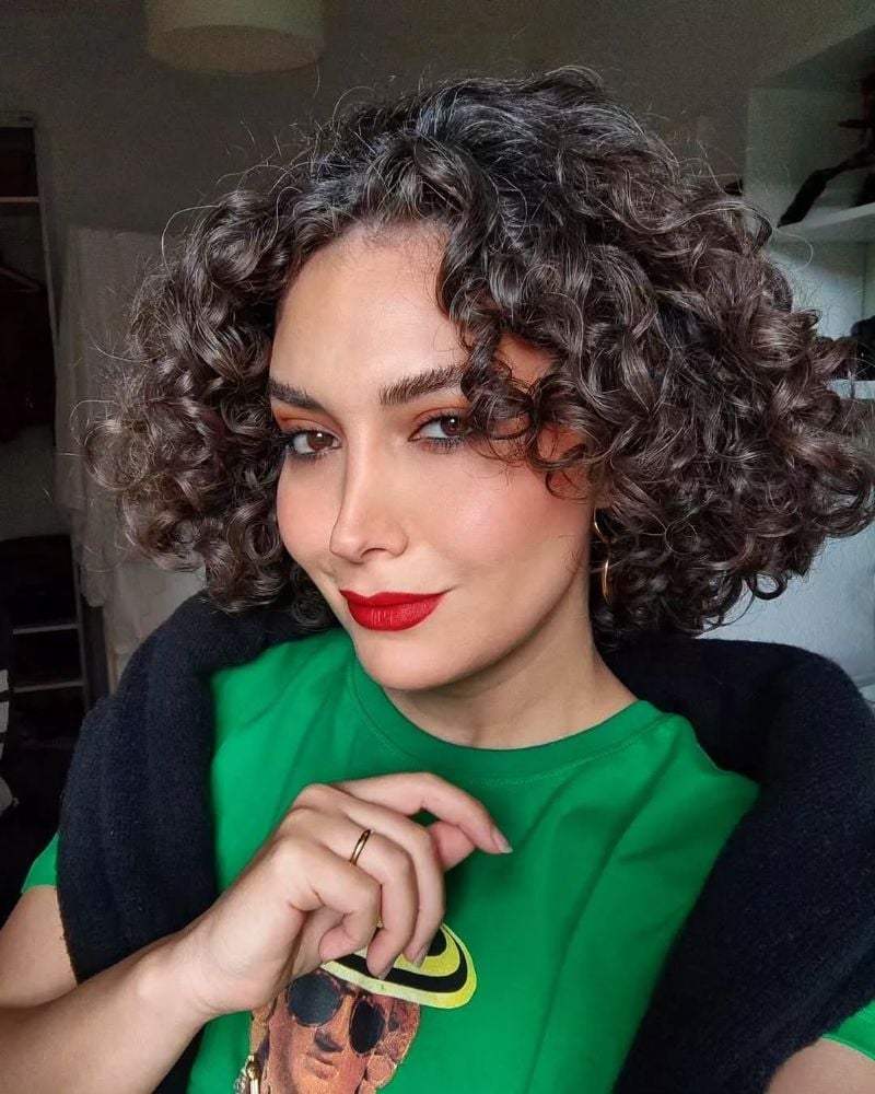Chin Bob With Bouncy Curls And Highlights Chin Bob With Bouncy Curls And Highlights — Classy Bob with Curls
