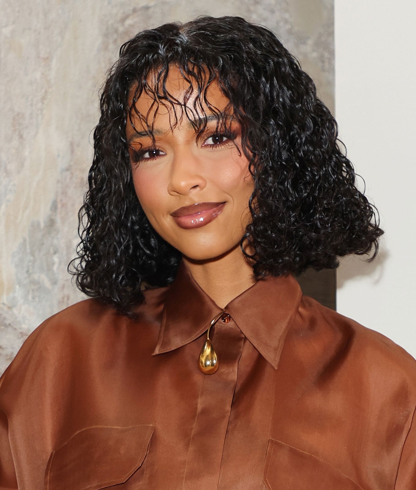 Collarbone Bob With Wispy Bangs And Wet Look Collarbone Bob With Wispy Bangs And Wet Look — Classy Bob with Curls