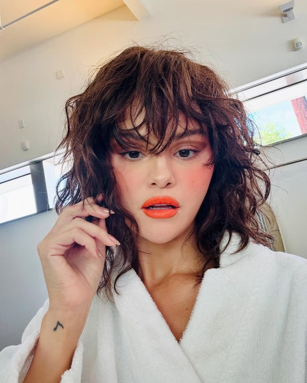 Collarbone Shag With Wavy Texture Collarbone Shag With Wavy Texture — Classy Bob with Curls