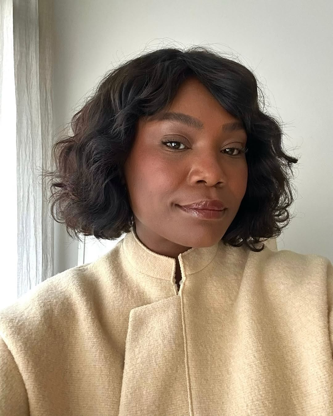 Chin Length Bob With Dark Brown Natural Waves And Curtain Bangs Chin Length Bob With Dark Brown Natural Waves And Curtain Bangs — Classy Bob with Curtain Bangs