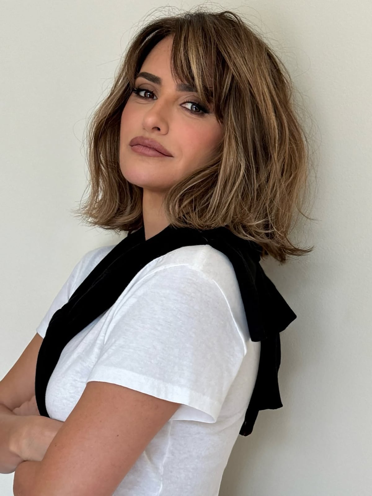 Chin Length Bob With Wavy Texture And Brown Blonde Highlights, Side Chin Length Bob With Wavy Texture And Brown Blonde Highlights, Side — Classy Bob with Curtain Bangs