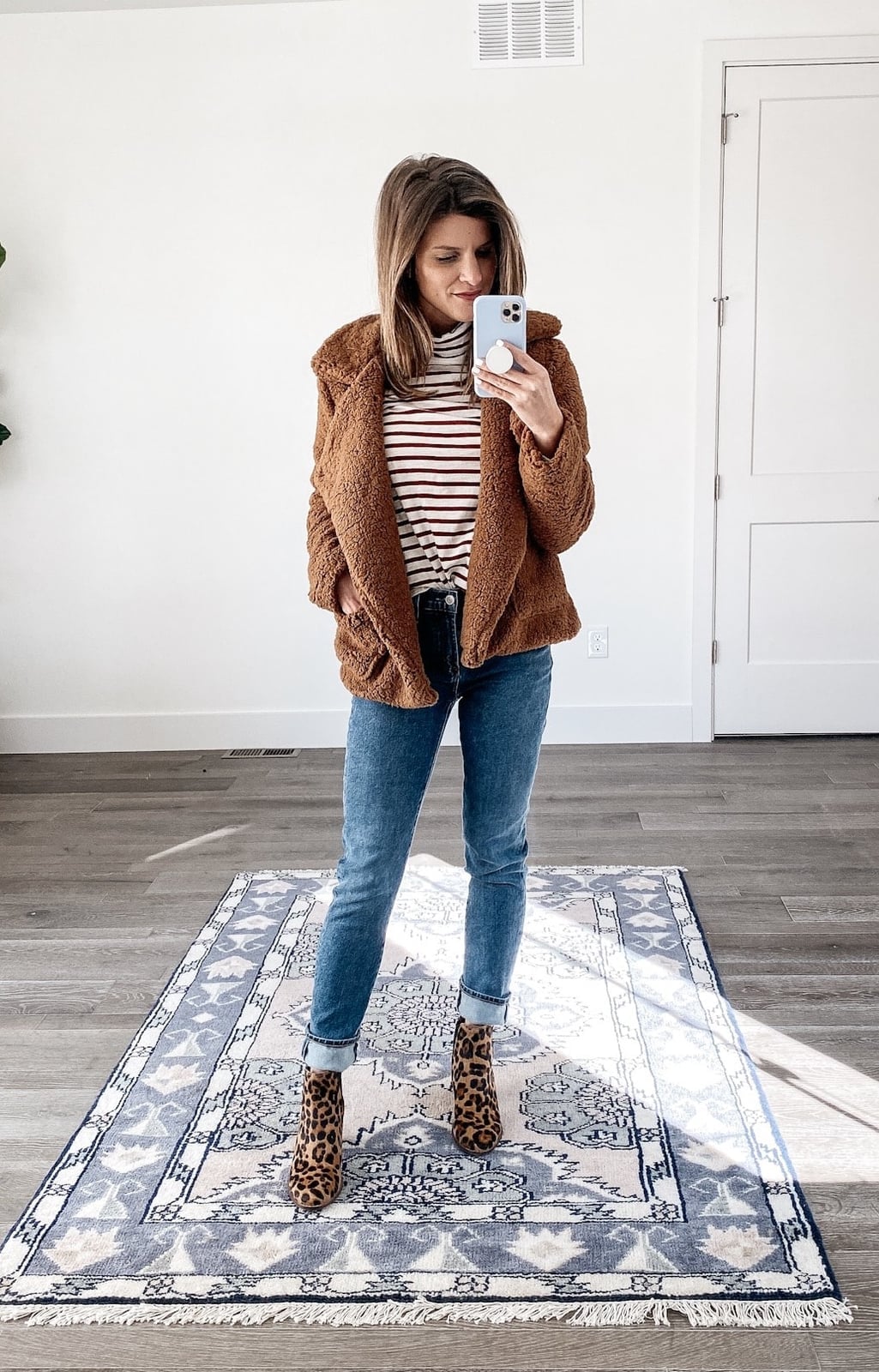 Skinny Jeans with a Teddy Coat and Leopard Print Ankle Boots — Classy Boots Outfit Jeans