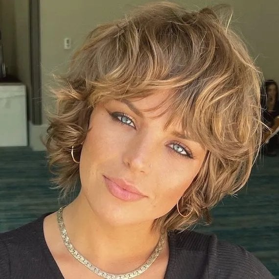 Collarbone Ash Blonde With Bottleneck Bangs, Close-Up Take Collarbone Ash Blonde With Bottleneck Bangs, Close-Up Take — Classy Bottleneck Bangs