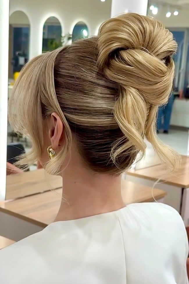 Voluminous Blonde Textured Bun With Face-Framing Pieces Voluminous Blonde Textured Bun With Face-Framing Pieces — Classy Bridal Bun