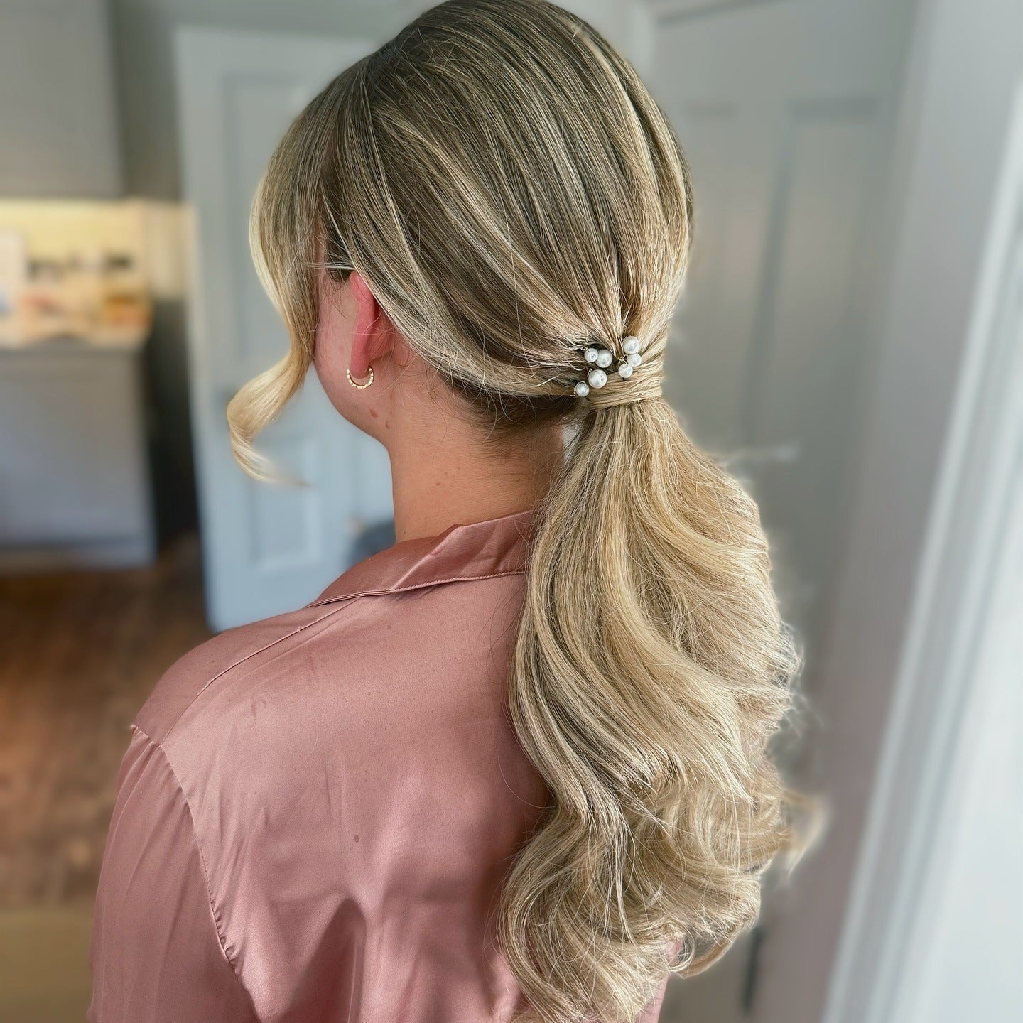 Ash Blonde Ponytail With Pearl Accessory And Curtain Bangs Ash Blonde Ponytail With Pearl Accessory And Curtain Bangs — Classy Bridesmaid Ponytail