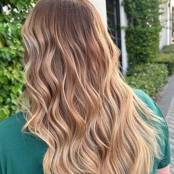 Mid-Back Bronde With Blonde And Caramel Balayage, Wavy Mid-Back Bronde With Blonde And Caramel Balayage, Wavy — Classy Bronde Balayage