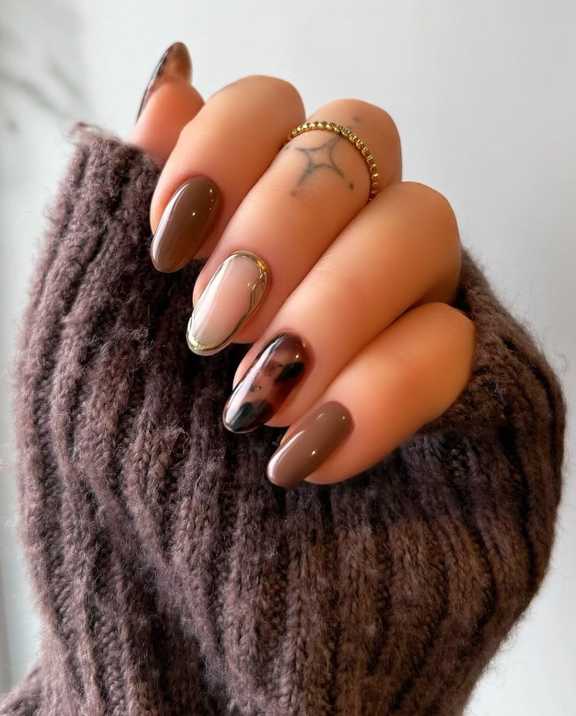 Tortoiseshell Gold Foil Accent Medium Almond Nails Tortoiseshell Gold Foil Accent Medium Almond Nails — Classy Brown Almond Nails