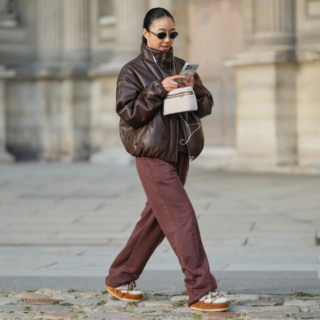 Brown Sweatpants With Oversized Leather Bomber Jacket — Classy Brown Sweatpants Outfit