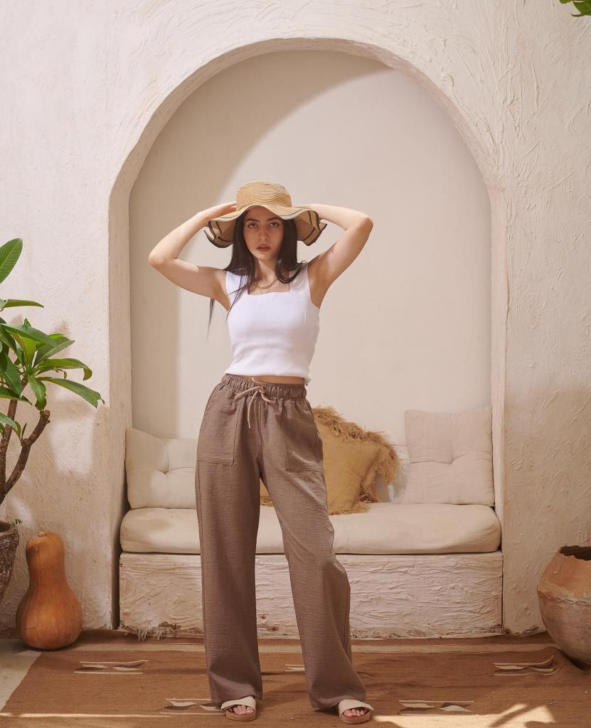 Brown Linen Pants With Straw Hat — Classy Brown Sweatpants Outfit