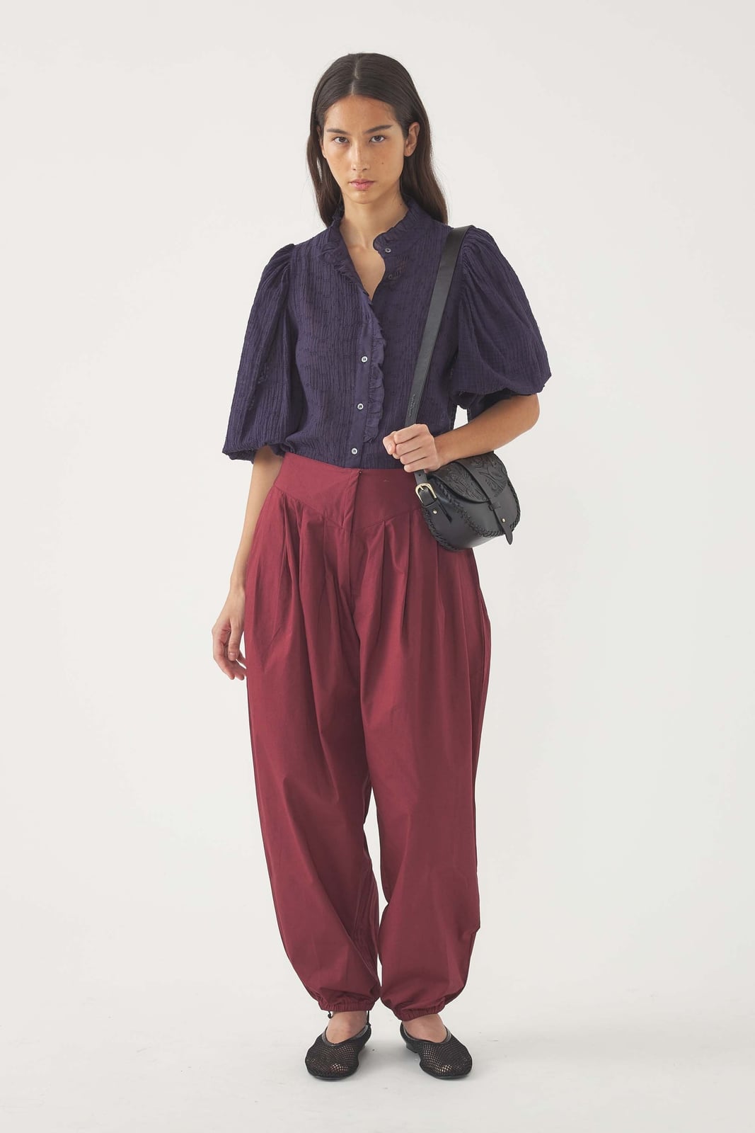 Voluminous Burgundy Harem Pants with a Ruffled Blouse Voluminous Burgundy Harem Pants with a Ruffled Blouse — Classy Burgundy Pants Outfits