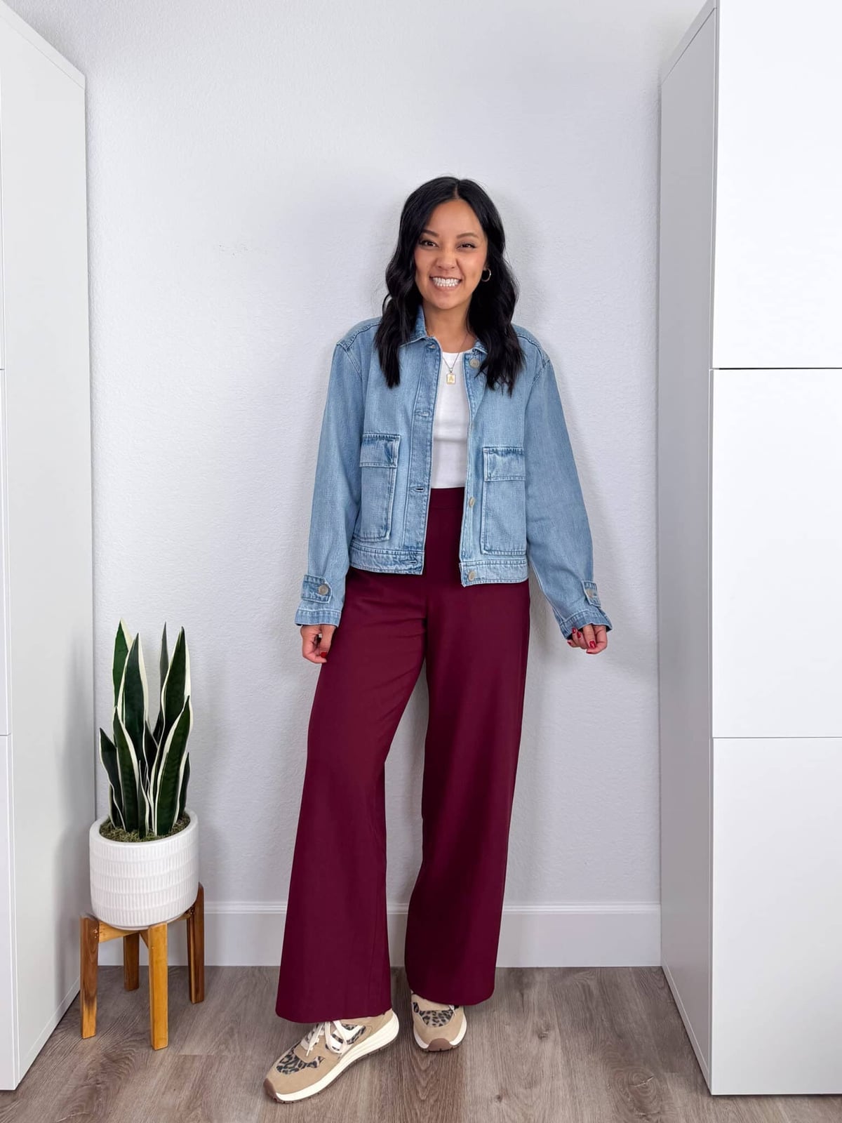 Burgundy Wide-Leg Trousers with Denim Jacket Burgundy Wide-Leg Trousers with Denim Jacket — Classy Burgundy Pants Outfits