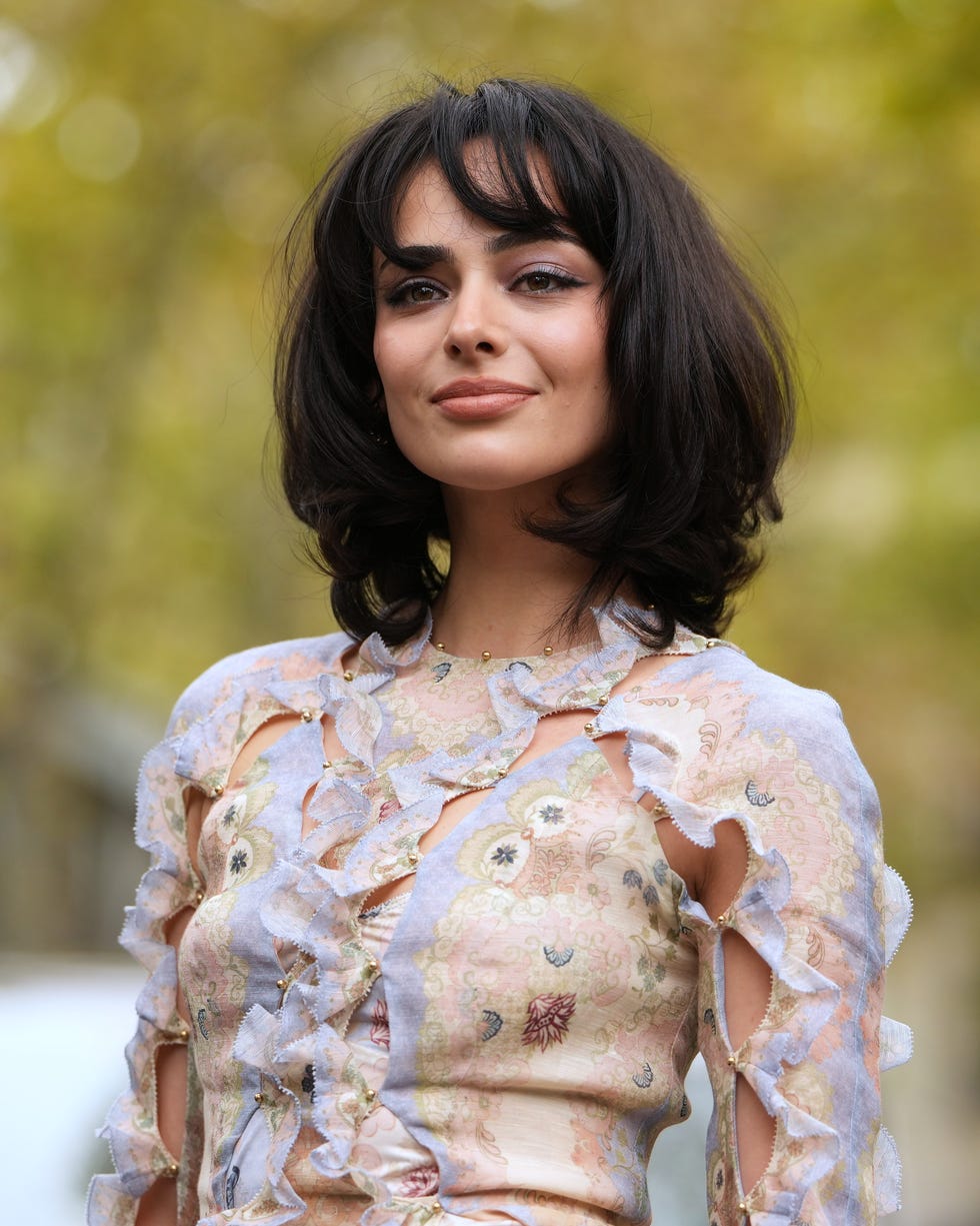 Wavy Collarbone Butterfly With Side Part Wavy Collarbone Butterfly With Side Part — Classy Butterfly Haircut