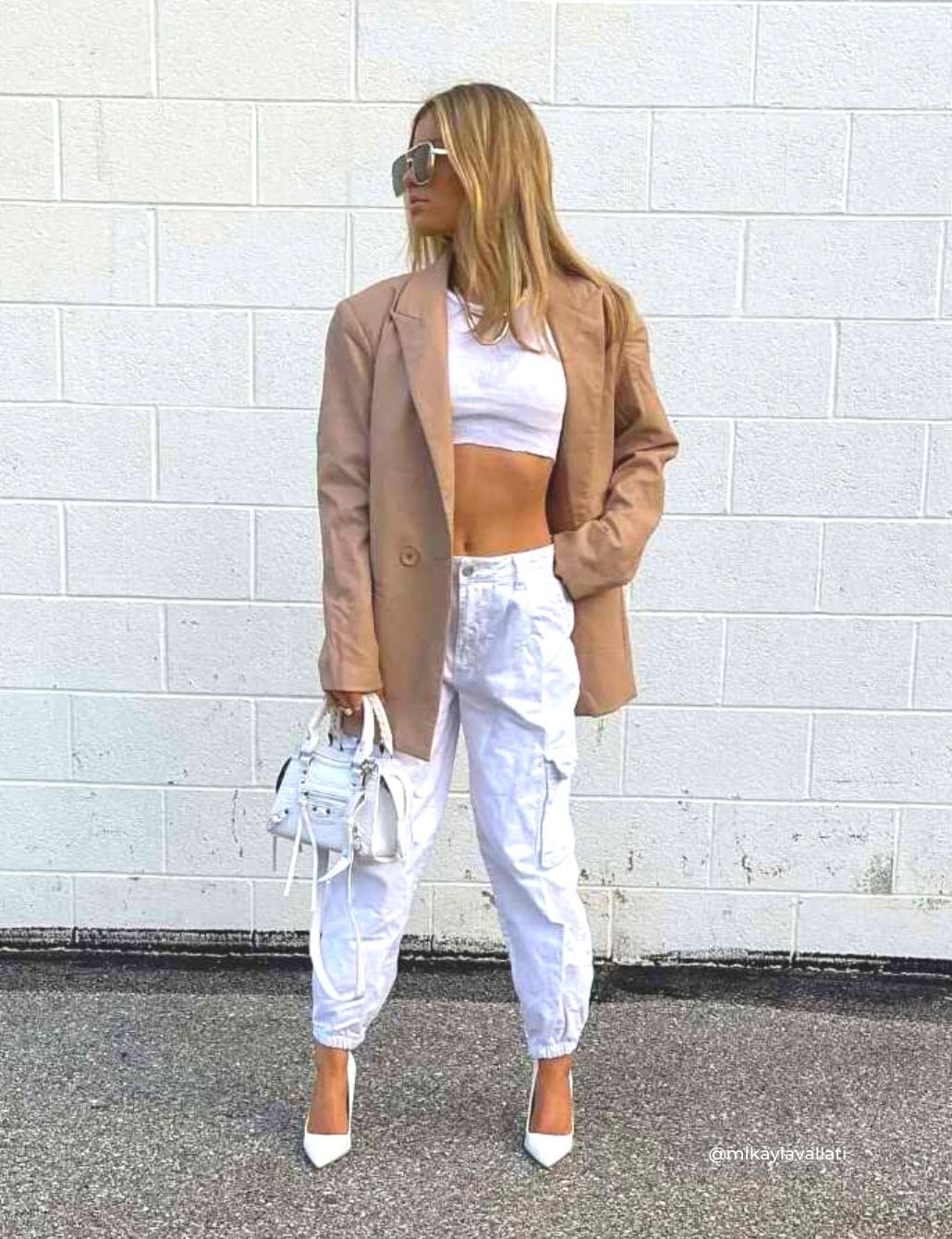White Cuffed Cargo Pants With Oversized Blazer White Cuffed Cargo Pants With Oversized Blazer — Classy Cargo Pants Outfits