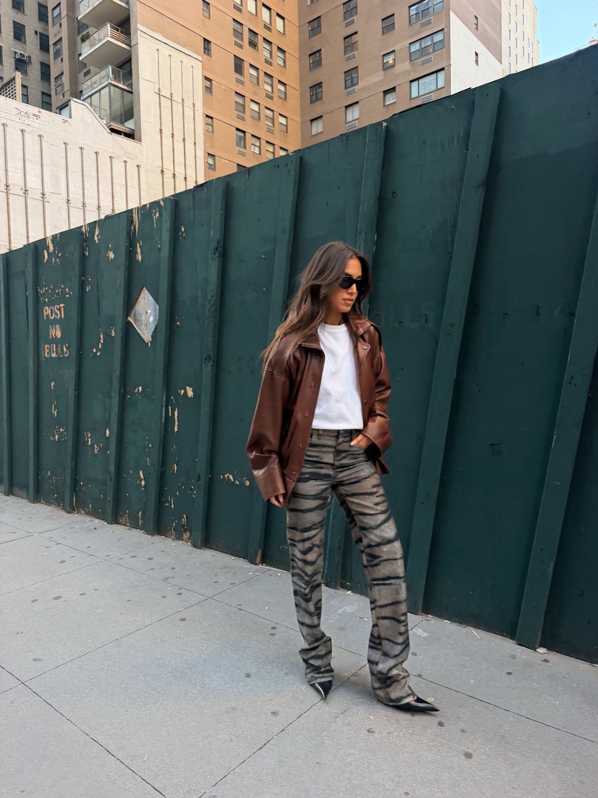 Tiger Stripe Trousers With Leather Jacket and Pointed-Toe Heels Tiger Stripe Trousers With Leather Jacket and Pointed-Toe Heels — Classy Cargo Pants Outfits