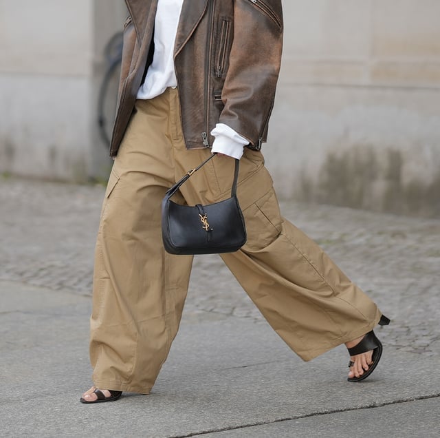 Tan Cargo Pants With Leather Jacket And Sandals Tan Cargo Pants With Leather Jacket And Sandals — Classy Cargo Pants Outfits