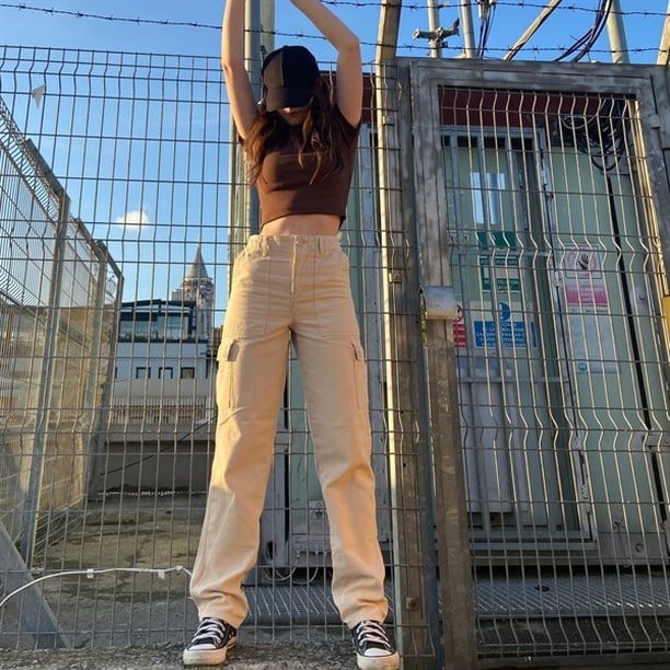 Beige Cargo Pants With Cropped T-shirt And Sneakers Beige Cargo Pants With Cropped T-shirt And Sneakers — Classy Cargo Pants Outfits