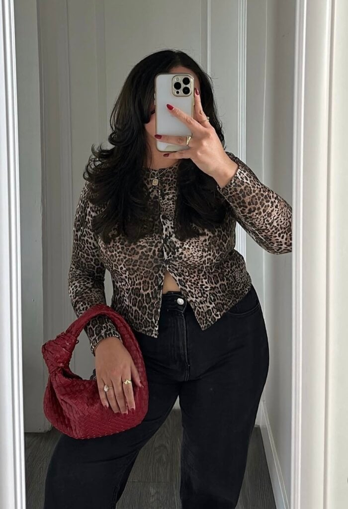 Leopard Print Cardigan Over High-Waisted Jeans Leopard Print Cardigan Over High-Waisted Jeans — Classy Casual Date Night Outfit