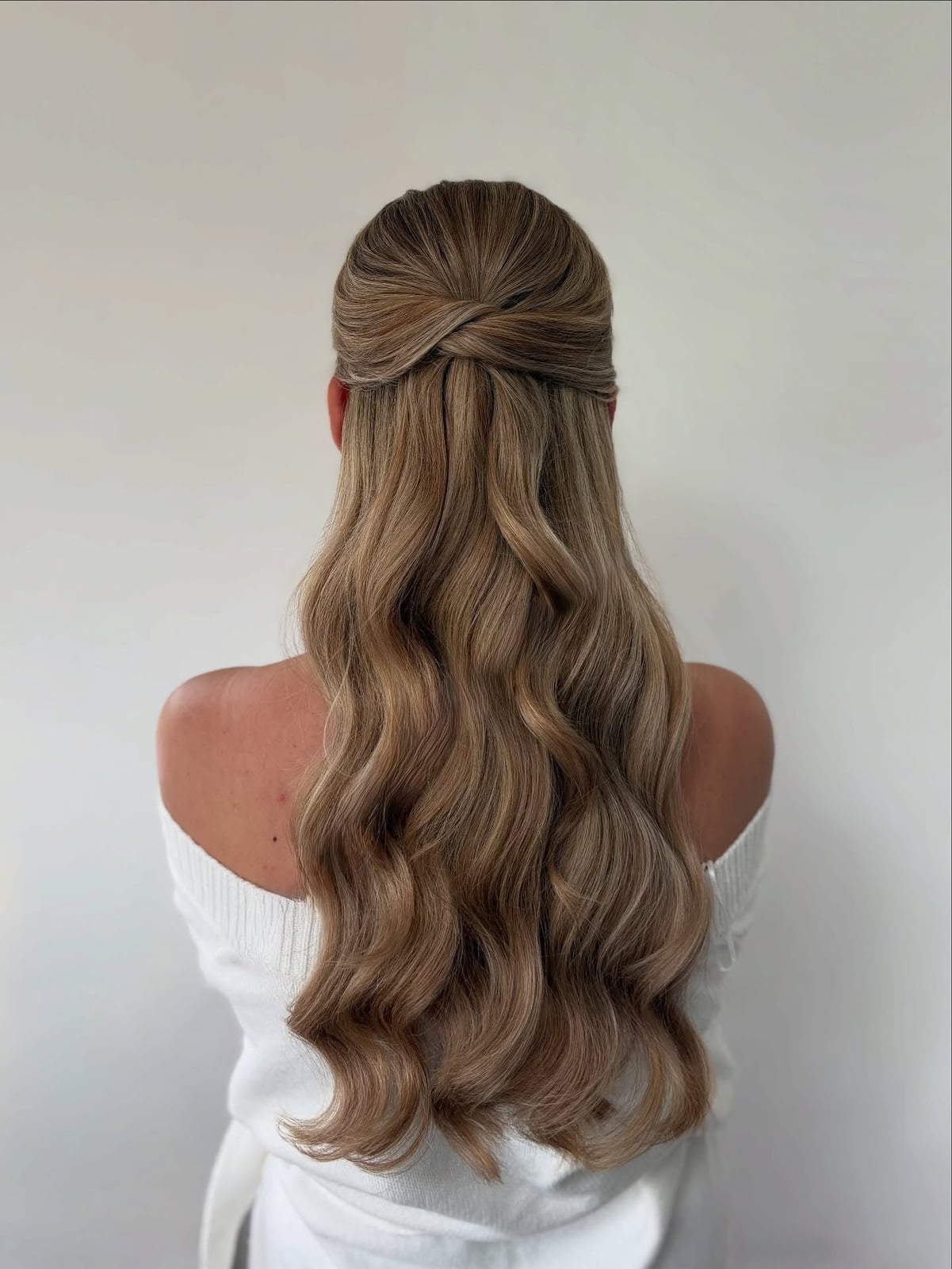 Mid-Back Half-Up With Wavy Strands Mid-Back Half-Up With Wavy Strands — Classy Casual Hairstyles