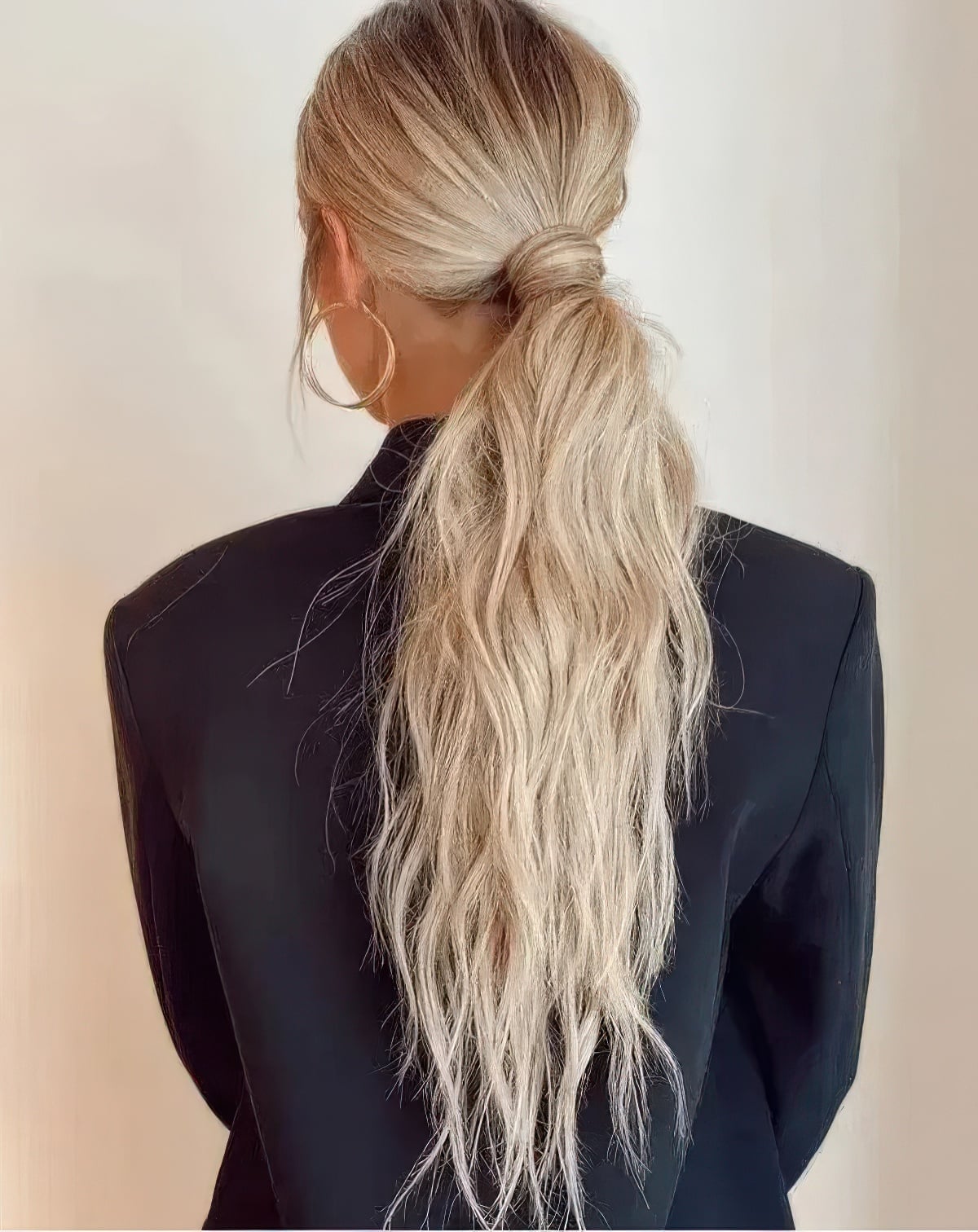 Mid-Back Ponytail With Ash Blonde Highlights Mid-Back Ponytail With Ash Blonde Highlights — Classy Casual Hairstyles