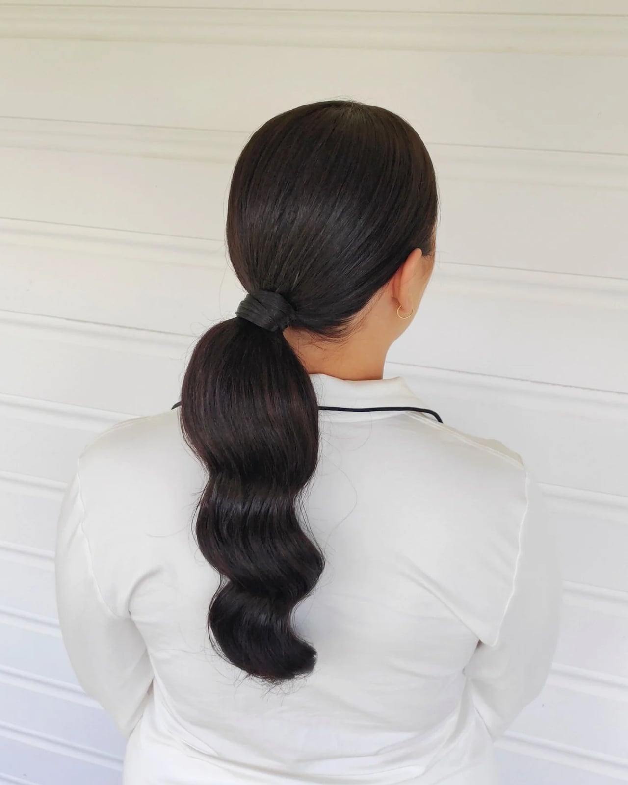 Mid-Back Low Ponytail With Wavy Tail Mid-Back Low Ponytail With Wavy Tail — Classy Casual Hairstyles