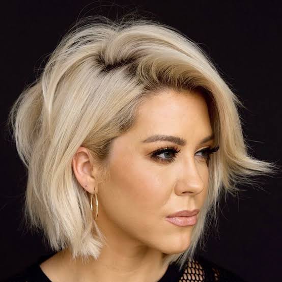 Collarbone Angled Bob In Platinum Blonde Collarbone Angled Bob In Platinum Blonde — Classy Casual Hairstyles