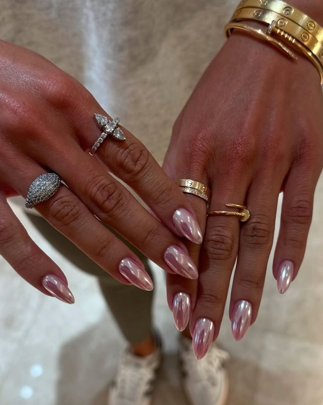 Light Pink Pearlescent Chrome Almond Nails, миндаль — Classy Chrome Nails